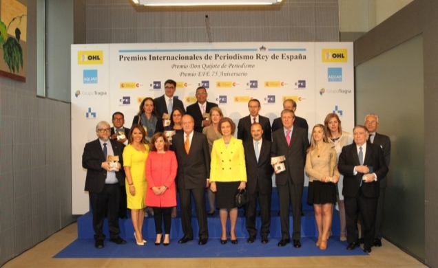 Sus Majestades los Reyes junto a los galardonados en la XXXI edición de los Premios Internacionales de Periodismo Rey de España
